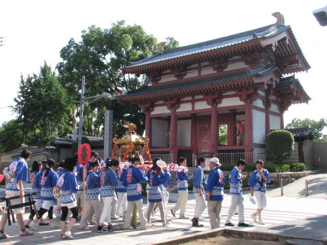 四天王寺東門前のギャル神輿