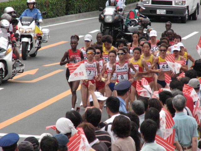 国際陸上２００７　女子マラソン　玉造筋往路を駆け抜けるトップ集団