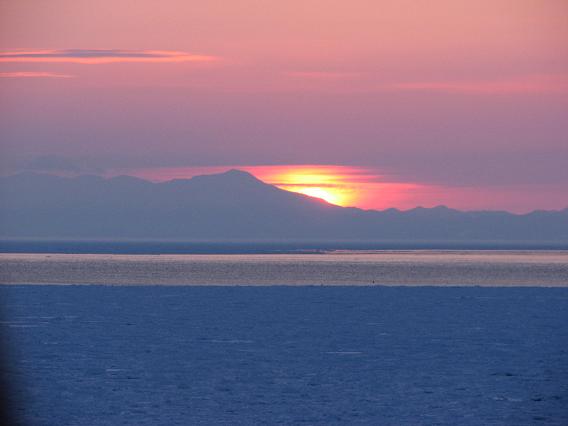 流氷のオホーツク海と知床半島の日の出