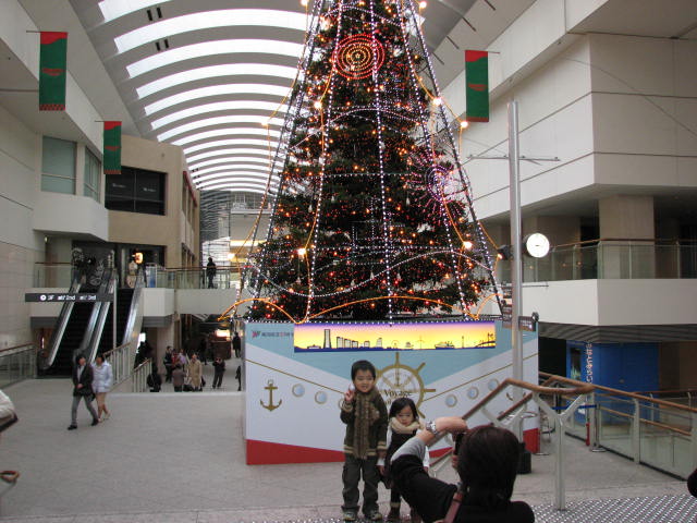 開港150周年を祝うクリスマスツリー