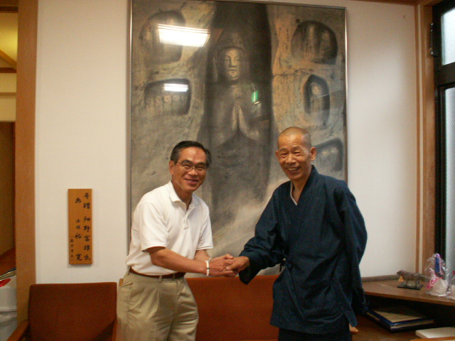 祐寛先生と描かれた絵画の前で記念撮影