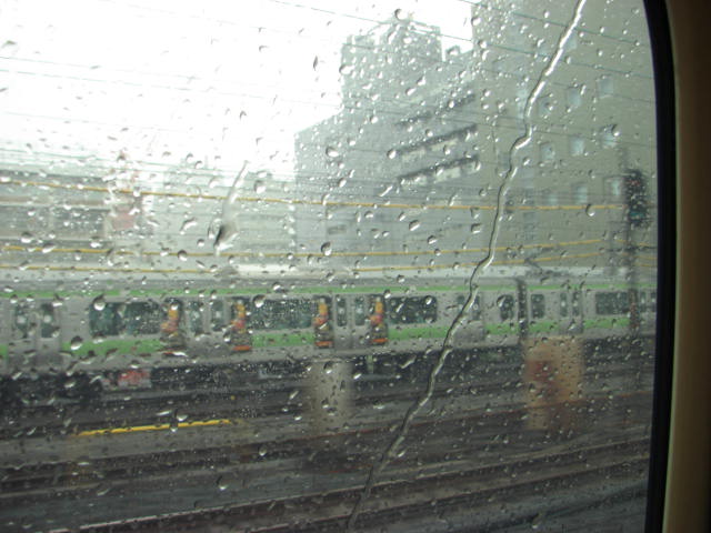新幹線の外は大雨