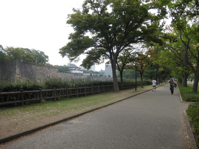大阪城西外堀の緩やかな坂