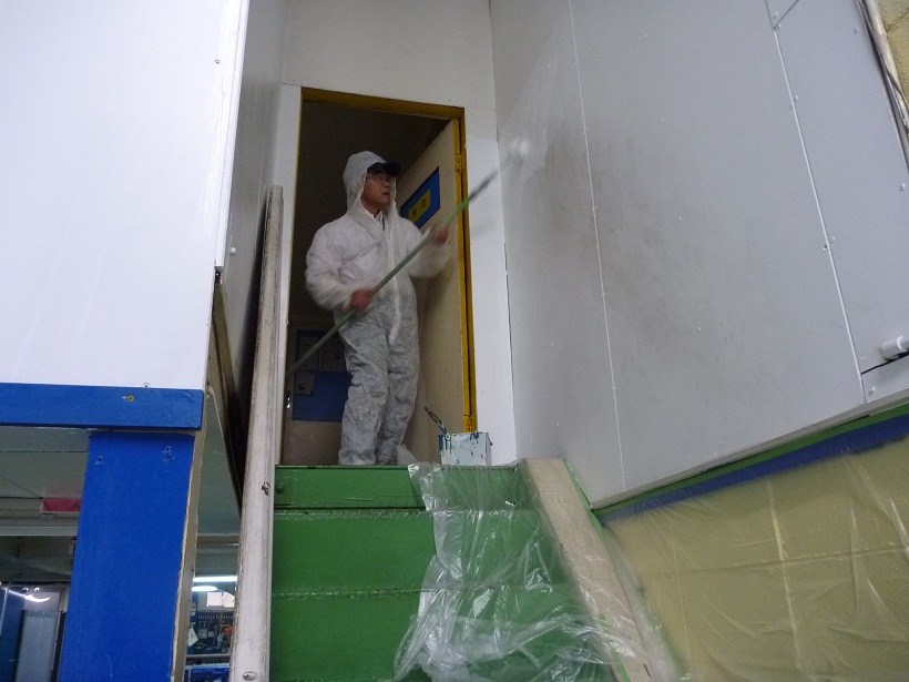 食堂への階段側壁と塗装をする筆者