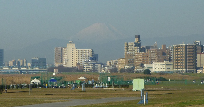 12月18日多摩川河口　海岸から３ｋ地点から望む富士