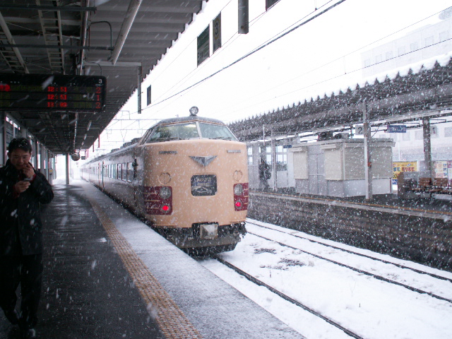 雪の綾部駅