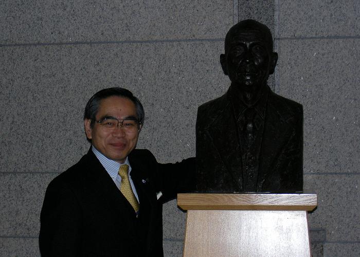 丸山敏雄先生の胸像と記念写真